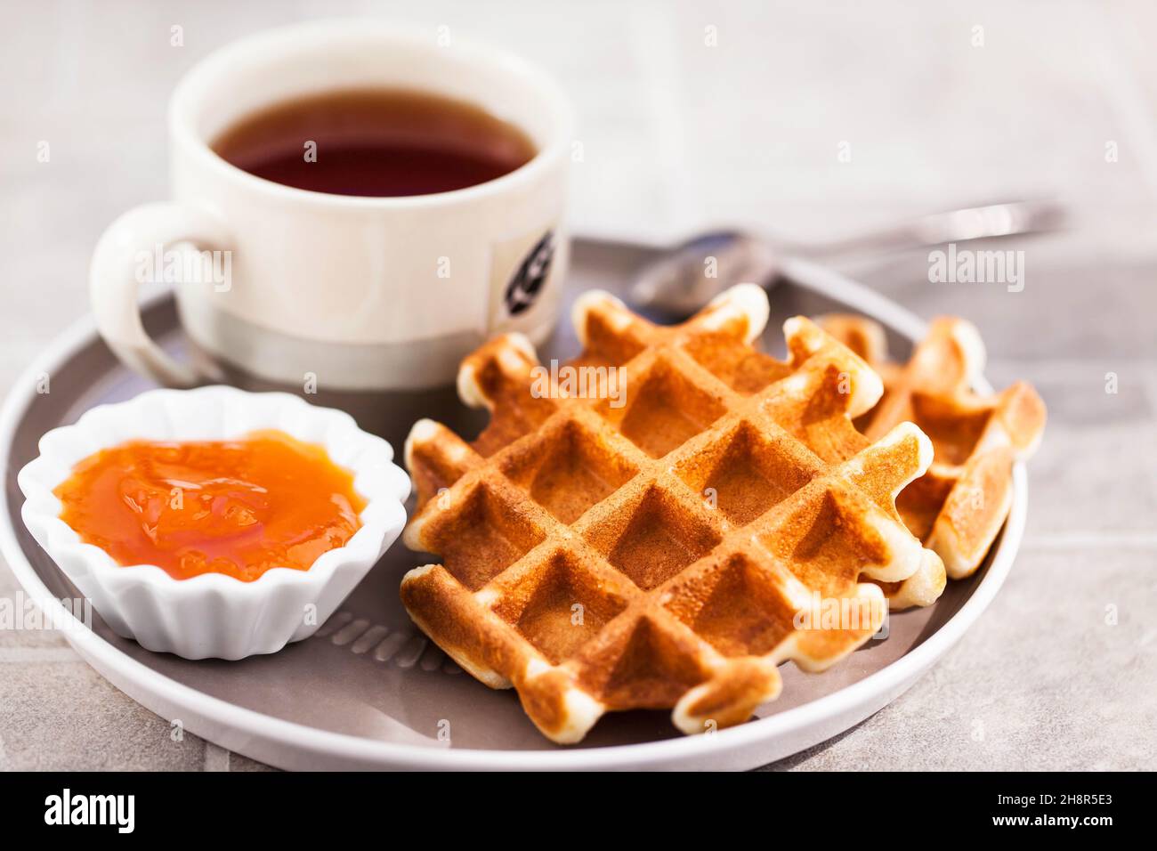 Waffle belgi freschi fatti in casa per colazione Foto Stock