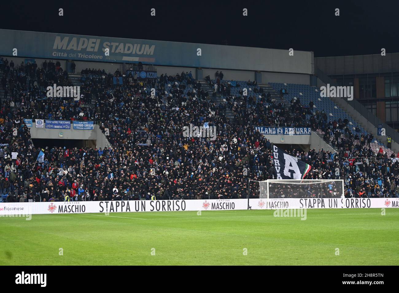 Reggio Emilia, Italia. 01 dicembre 2021. Napoli tifosi a Reggio Emilia negli Stati Uniti Sassuolo vs SSC Napoli, Campionato italiano di calcio A partita a Reggio Emilia, Italia, Dicembre 01 2021 Credit: Agenzia fotografica indipendente/Alamy Live News Foto Stock