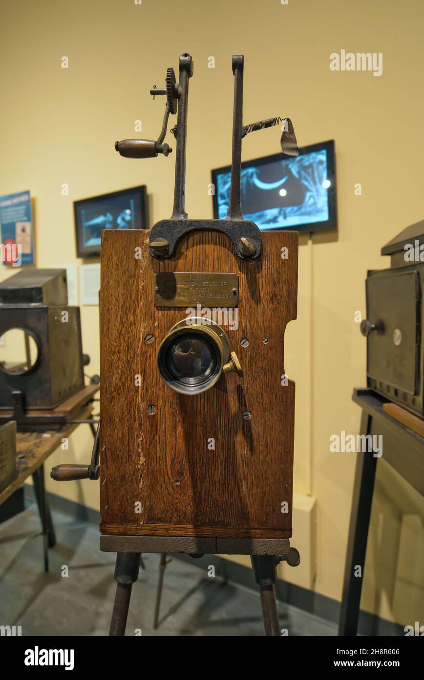 Cinetoscopio con cinepresa d'epoca al museo Edison di Fort Myers, Florida Foto Stock