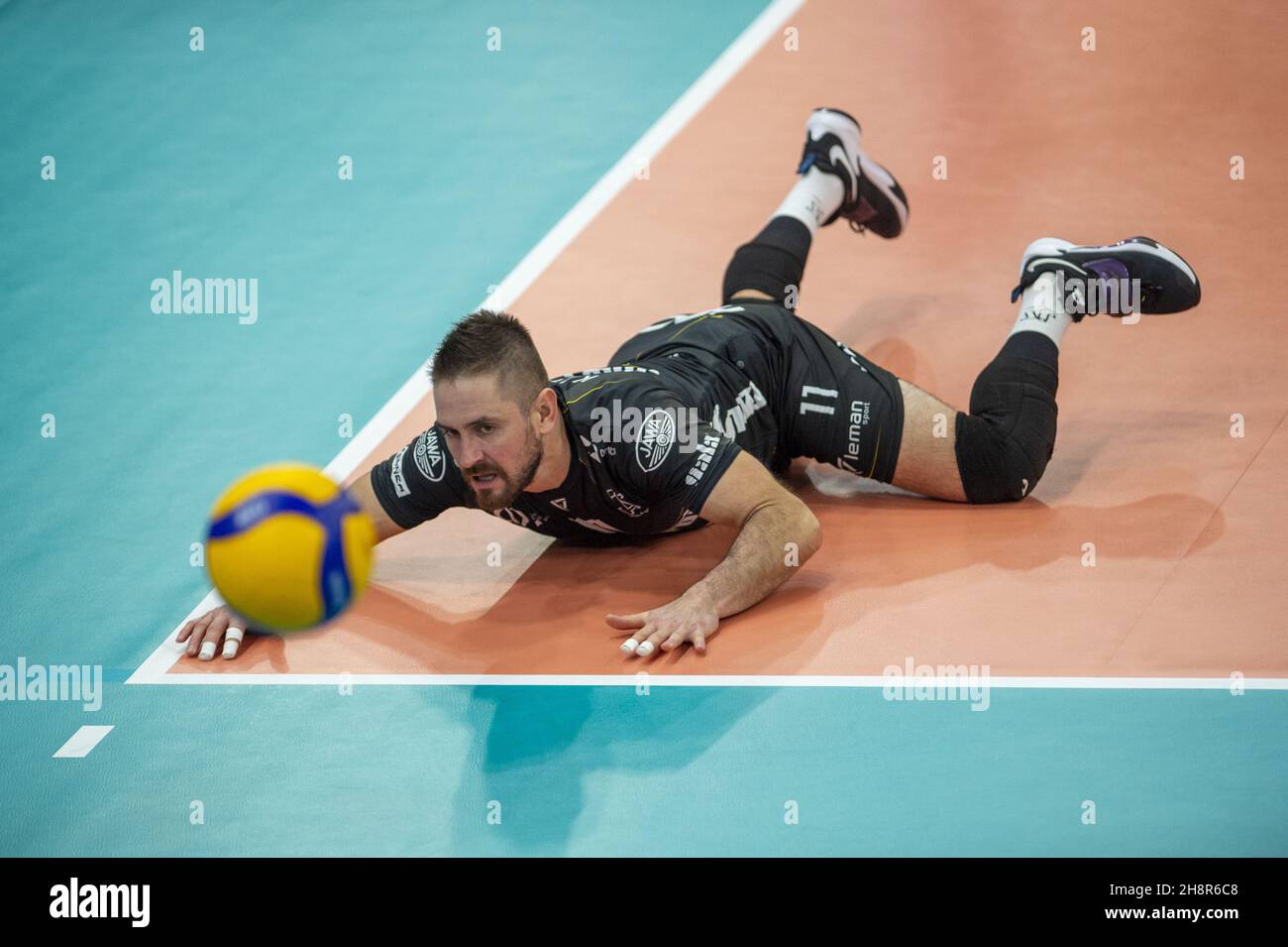 Ceske Budejovice, Repubblica Ceca. 01 dicembre 2021. Martin Krystof di Jihostroj in azione durante la CEV Volley Cup uomini, 16 ° finale gioco: Ceske Budejovice vs Kemerovo in Ceske Budejovice sport arena, Repubblica Ceca, 1 dicembre 2021. Credit: Vaclav Pancer/CTK Photo/Alamy Live News Foto Stock