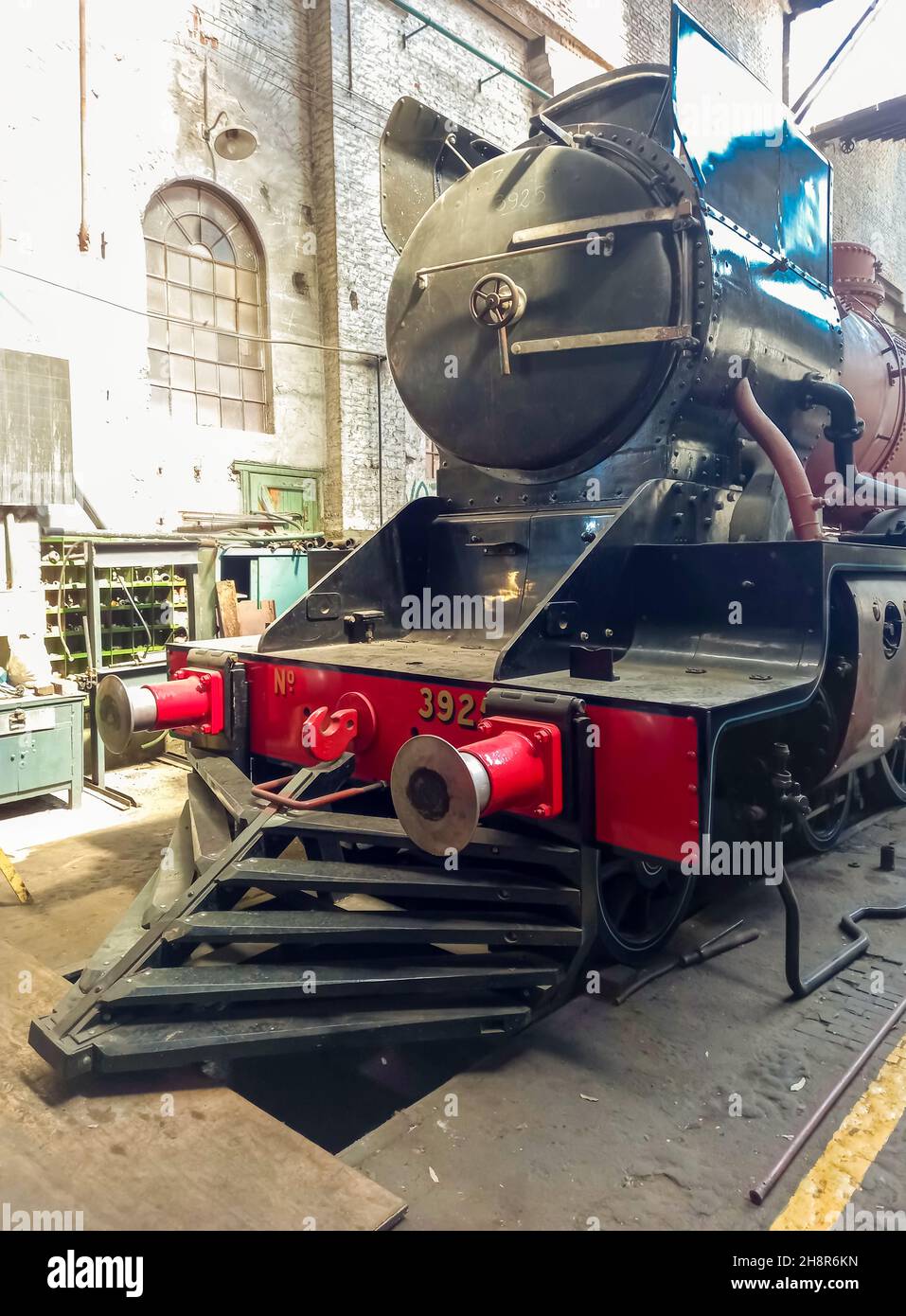 REMEDIOS DE ESCALADA - BUENOS AIRES, ARGENTINA - Nov 22, 2021: Potente locomotiva a vapore inglese d'epoca costruita da Vulcan Foundry classe 12E 4-6-2, 1926 Foto Stock