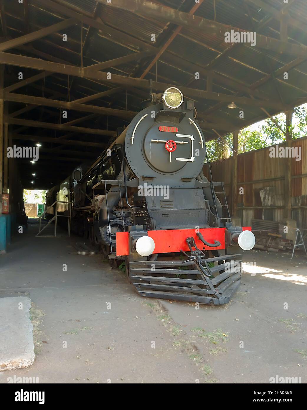 REMEDIOS DE ESCALADA - BUENOS AIRES, ARGENTINA - Nov 22, 2021: Grande locomotiva inglese a vapore d'epoca costruita da Vulcan Foundry classe 12L anno Caprotti Foto Stock