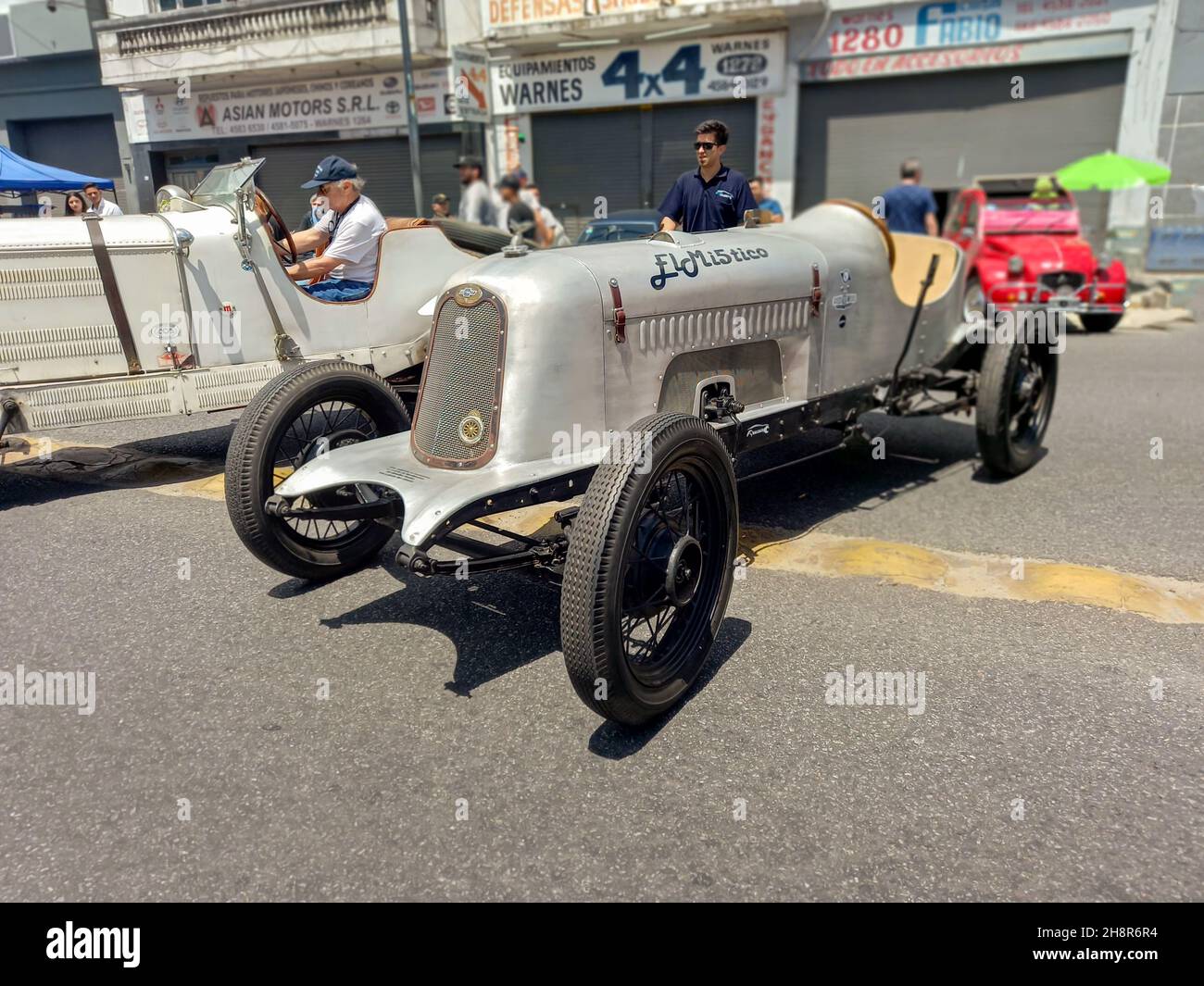 REMEDIOS DE ESCALADA - BUENOS AIRES, ARGENTINA - Nov 08, 2021: Sporty vintage Chevrolet Chevy baquet parcheggiato in strada. Velocità. Corse. Expo Warnes Foto Stock