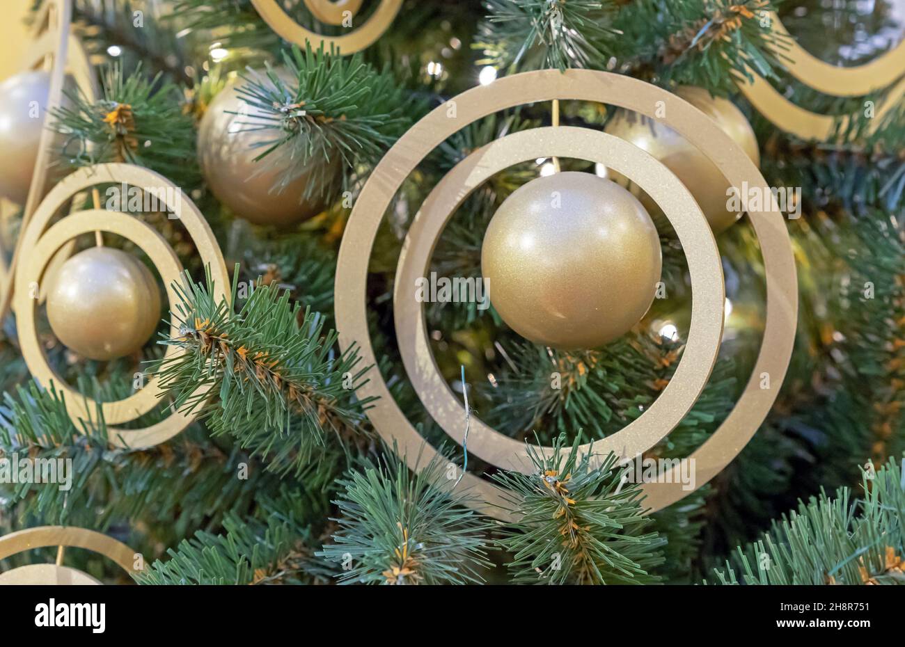 Sfera di Natale di color oro con anelli. Decorazioni di Capodanno in stile spaziale. Foto Stock