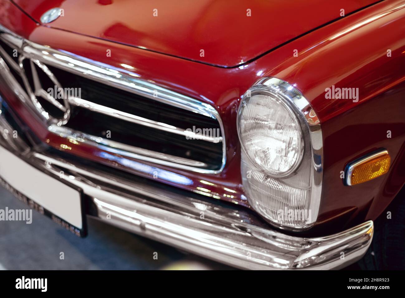 Izmir, Turchia - 21 giugno 2021: Primo piano di un faro Mercedes 280 SL rosso auto che ha prodotto tra il 1968 e il 1970. Foto Stock