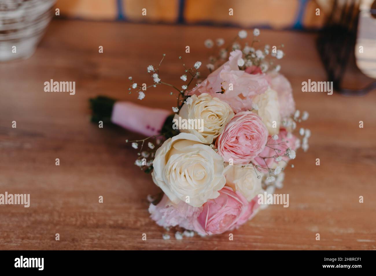 bel delicato bouquet nuziale sul tavolo. tema floreale matrimonio Foto Stock