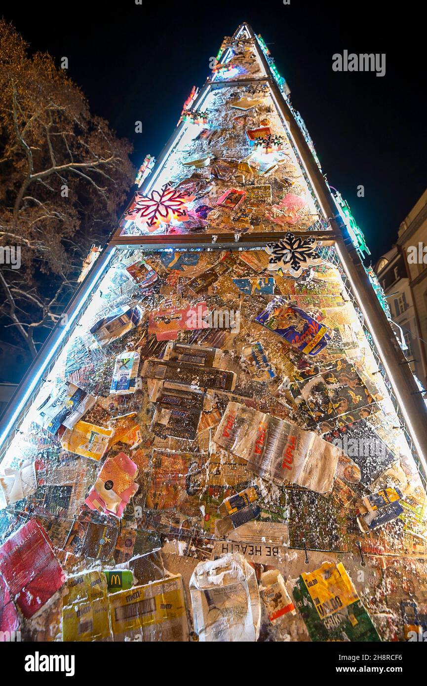 Riga. 1 dicembre 2021. La foto scattata il 1 dicembre 2021 mostra un albero di Natale fatto con i rifiuti a riga, Lettonia. Questa opera d'arte incoraggia le persone a produrre meno rifiuti e a ordinare i rifiuti domestici durante le vacanze. Credit: Edijs Palens/Xinhua/Alamy Live News Foto Stock