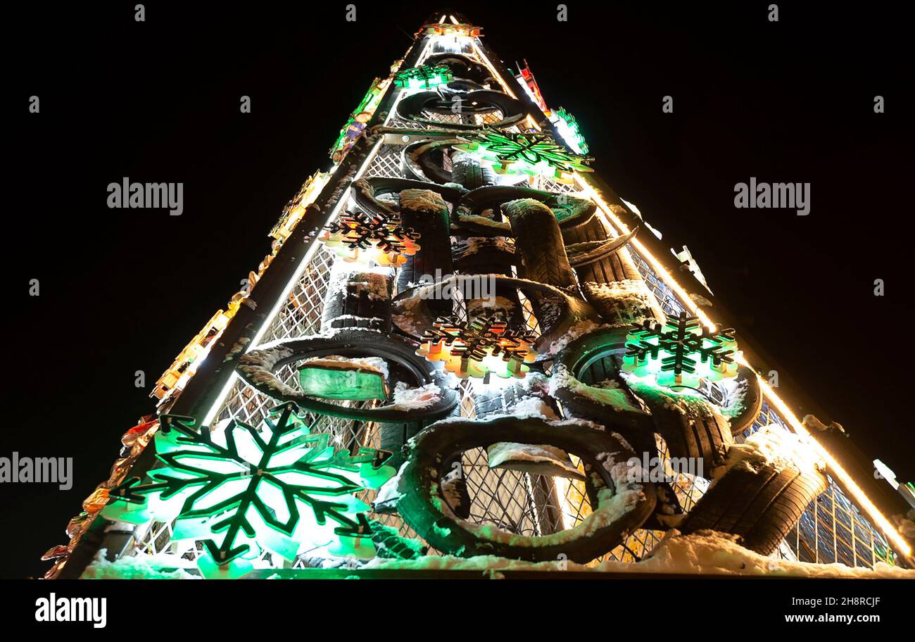 Riga. 1 dicembre 2021. La foto scattata il 1 dicembre 2021 mostra un albero di Natale fatto con i rifiuti a riga, Lettonia. Questa opera d'arte incoraggia le persone a produrre meno rifiuti e a ordinare i rifiuti domestici durante le vacanze. Credit: Edijs Palens/Xinhua/Alamy Live News Foto Stock