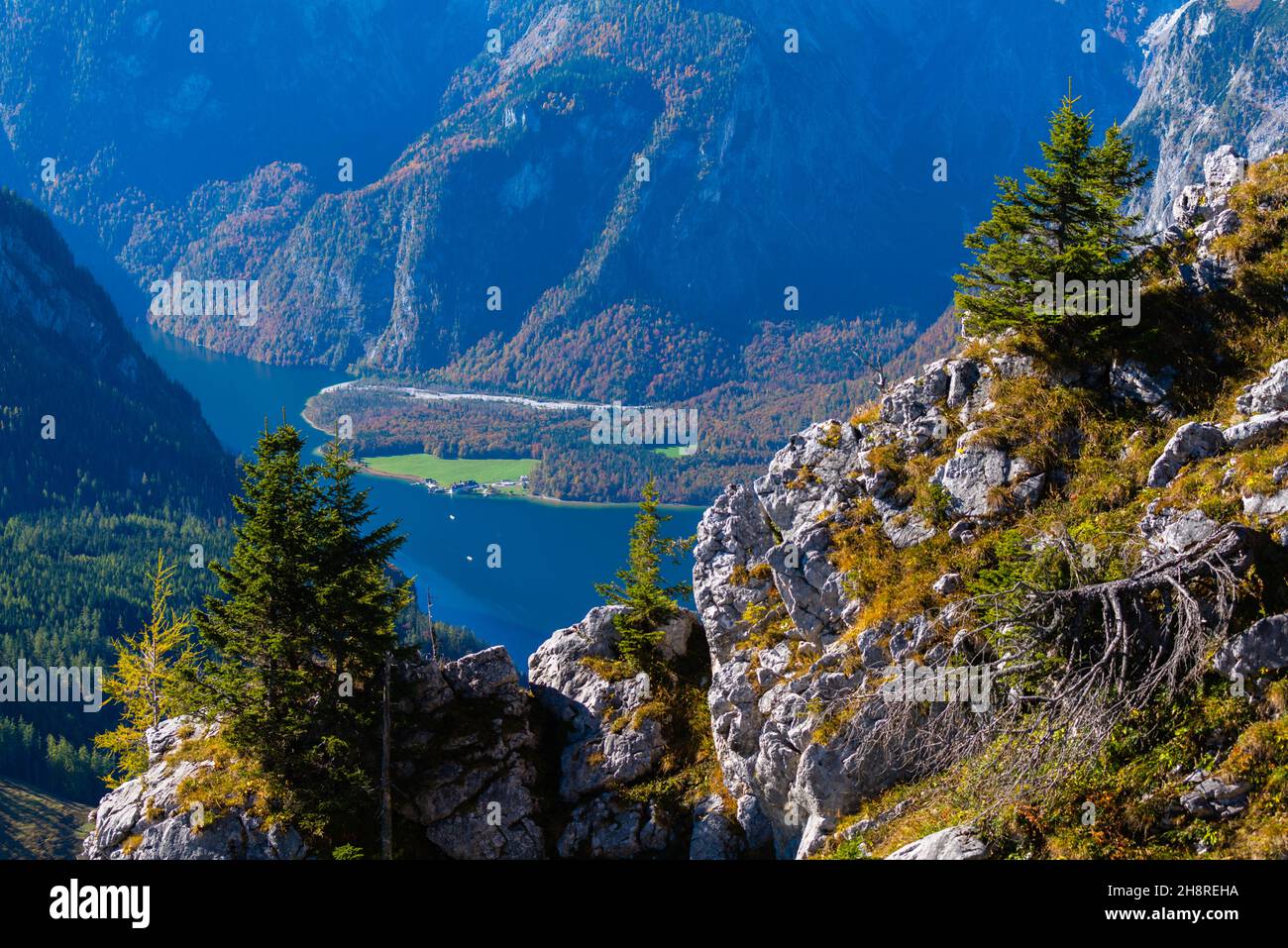 Vista dall'altopiano di Jenner circa 1800m s.l.m. al lago Königsee circondato da alte cime, Alpi Bavaresi, alta Baviera, Germania meridionale Foto Stock