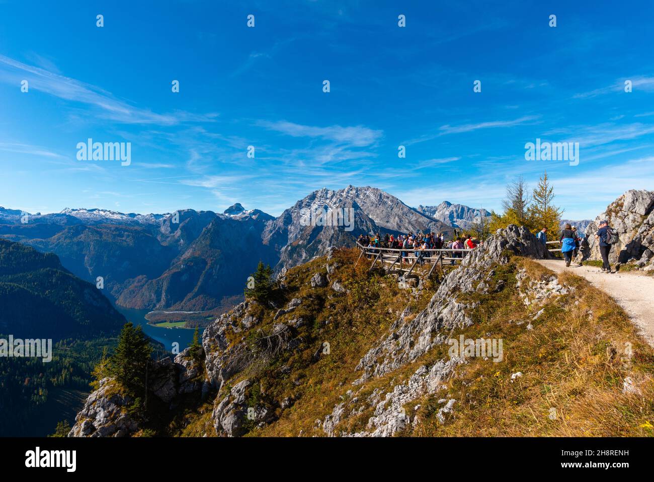 Sentiero per il platformesubito sotto la cima di Jenner sopra l'altopiano di Jenner a circa 1800m s.l.m., Alpi Bavaresi, alta Baviera, Germania meridionale Foto Stock