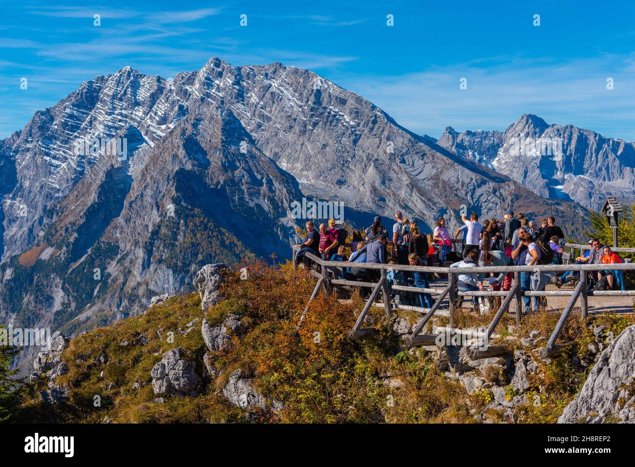 Ammirando il platformsubito sotto la cima di Jenner sopra l'altopiano di Jenner a circa 1800m s.l.m., le Alpi Bavaresi, l'alta Baviera, la Germania meridionale Foto Stock