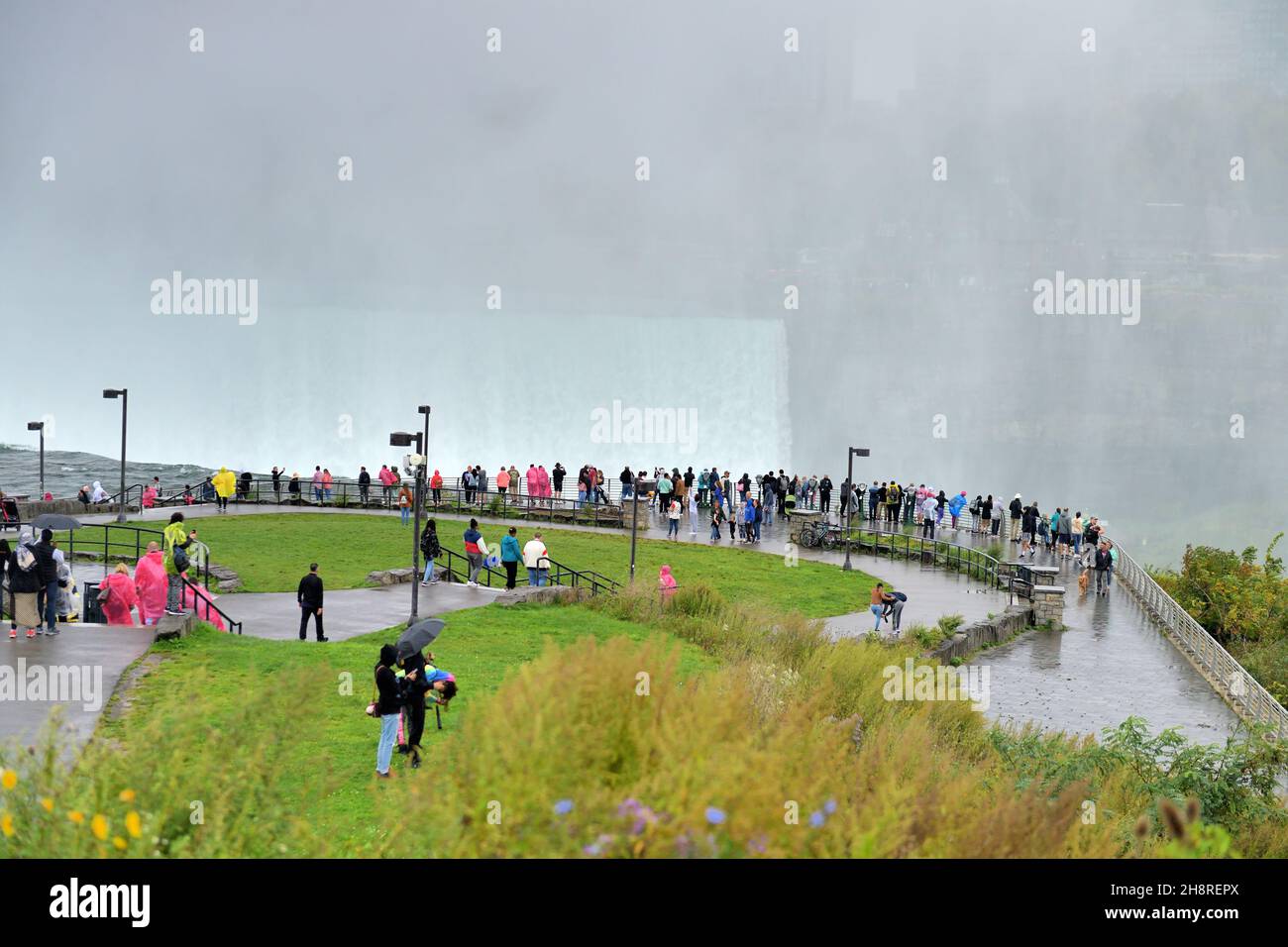 Cascate di Niagra, New York, Stati Uniti. La folla si affaccia sulle cascate Horseshoe da Terrapin Point sopra il fiume Niagra. Foto Stock