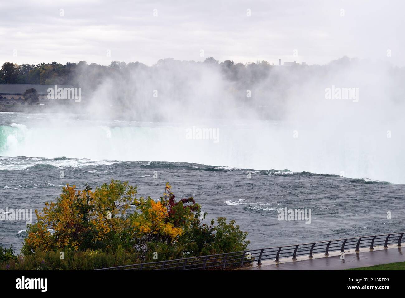 Cascate di Niagra, New York, Stati Uniti. Spruzzi e schiuma dalle cascate di Horseshoe viste da Terrapin Point sopra il fiume Niagra. Foto Stock