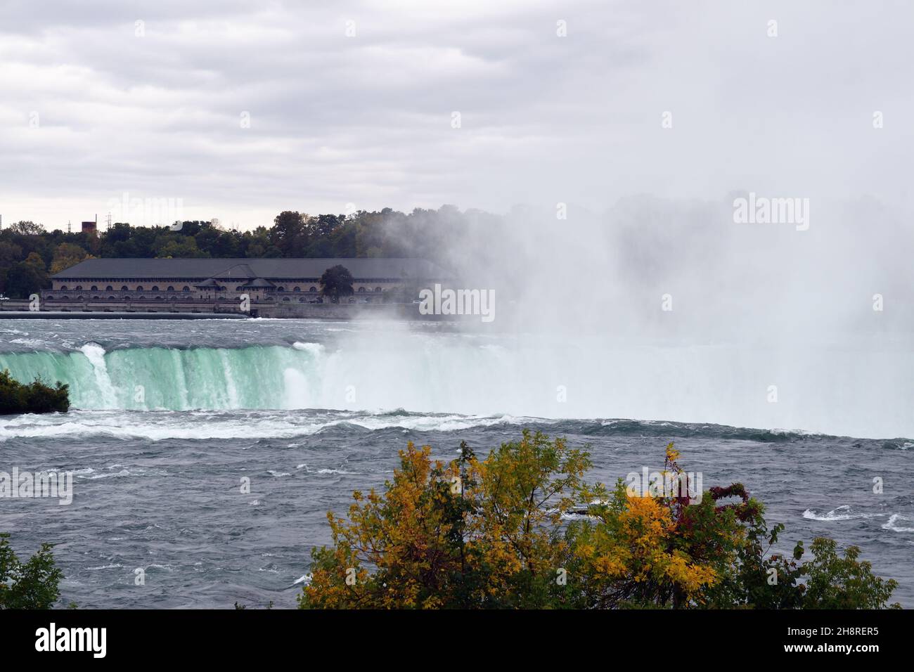 Cascate di Niagra, New York, Stati Uniti. Spruzzi e schiuma dalle cascate di Horseshoe viste da Terrapin Point sopra il fiume Niagra. Foto Stock