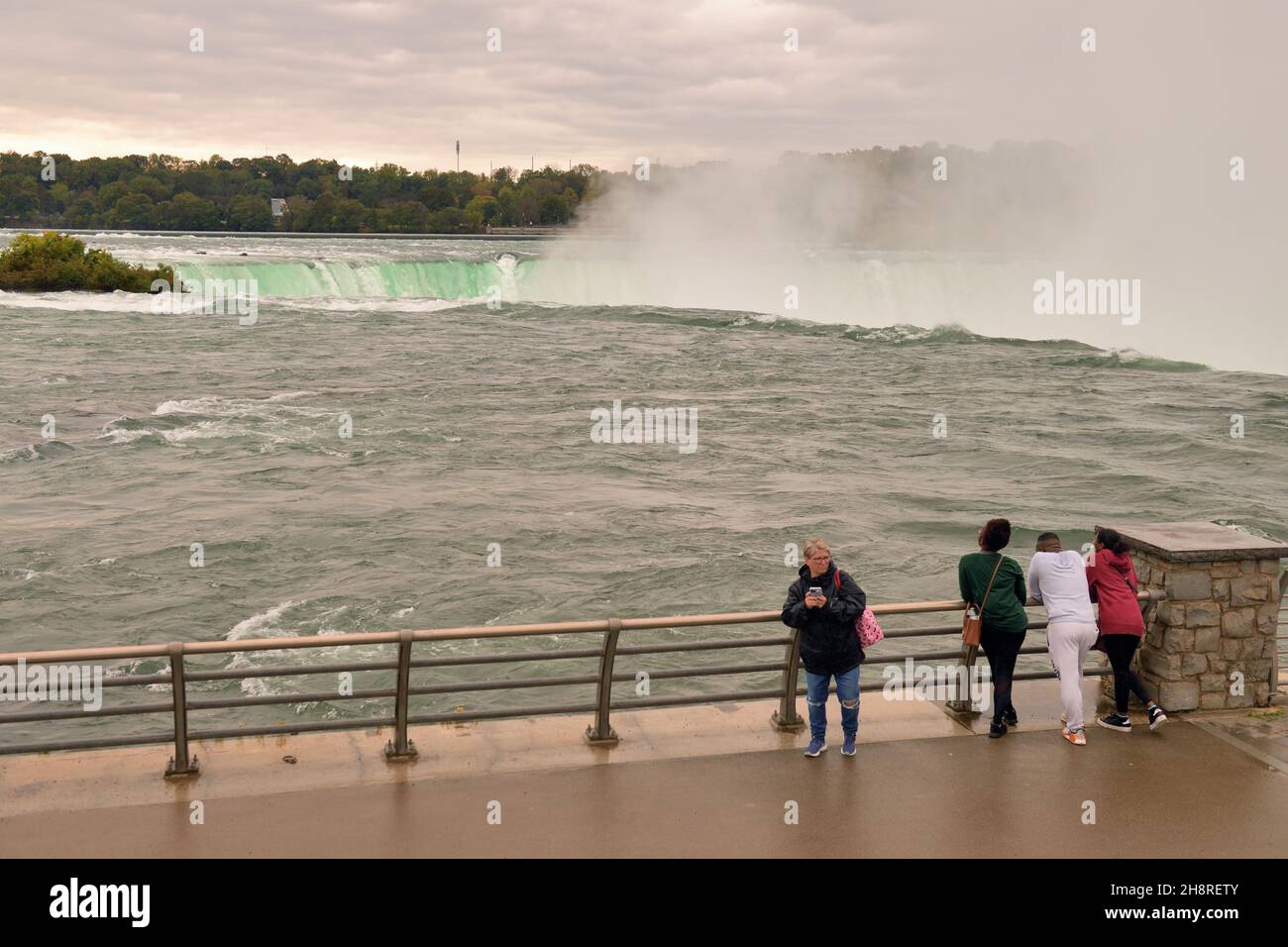 Cascate di Niagra, New York, Stati Uniti. Persone che ammirano la vista delle cascate Horseshoe da Terrapin Point sopra il fiume Niagra. Foto Stock