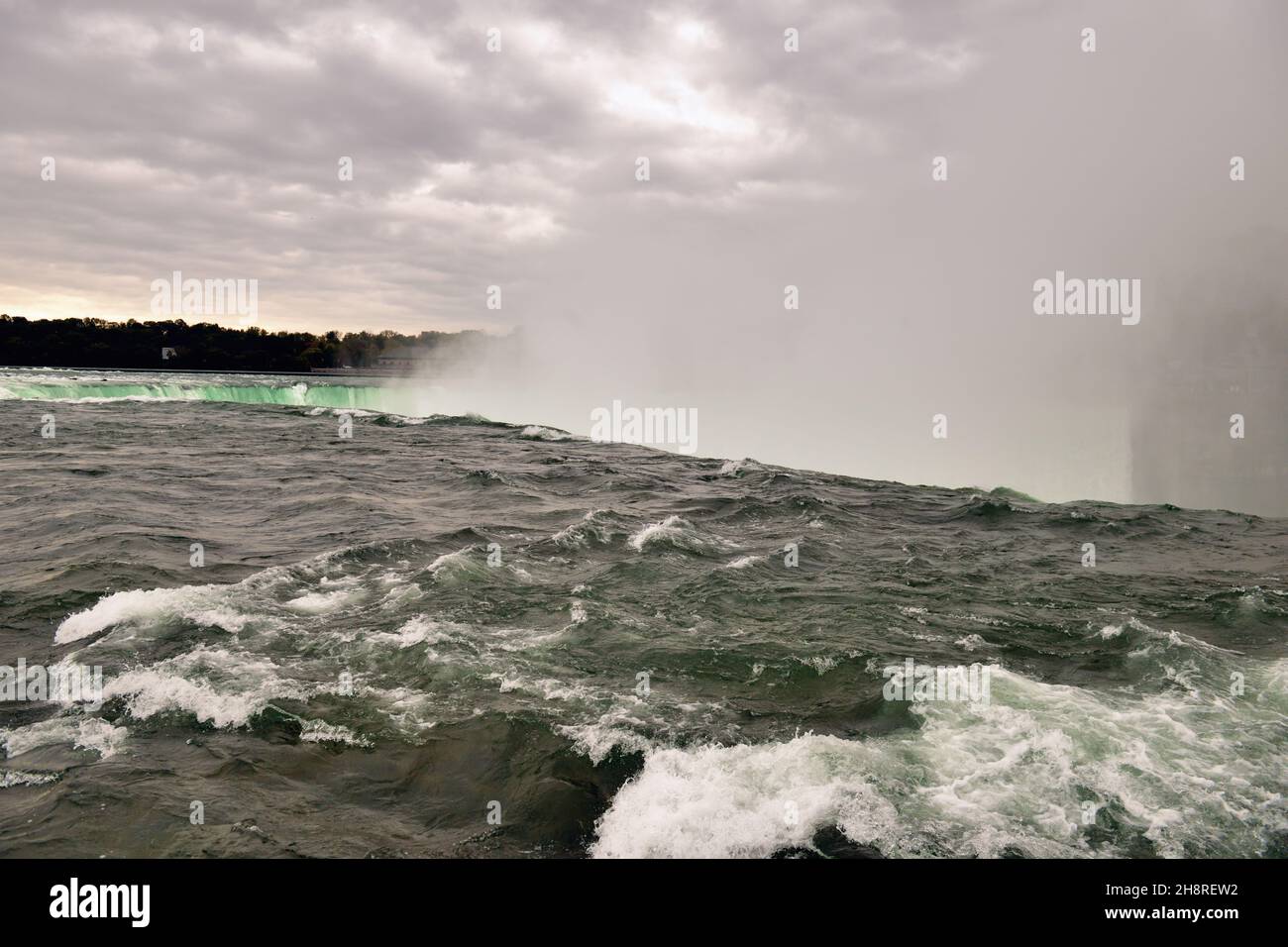 Cascate di Niagra, New York, Stati Uniti. Spruzzi e schiuma da Horseshoe Falls, note anche come Canadian Falls viste da Terrapin Point sopra il fiume Niagra. Foto Stock