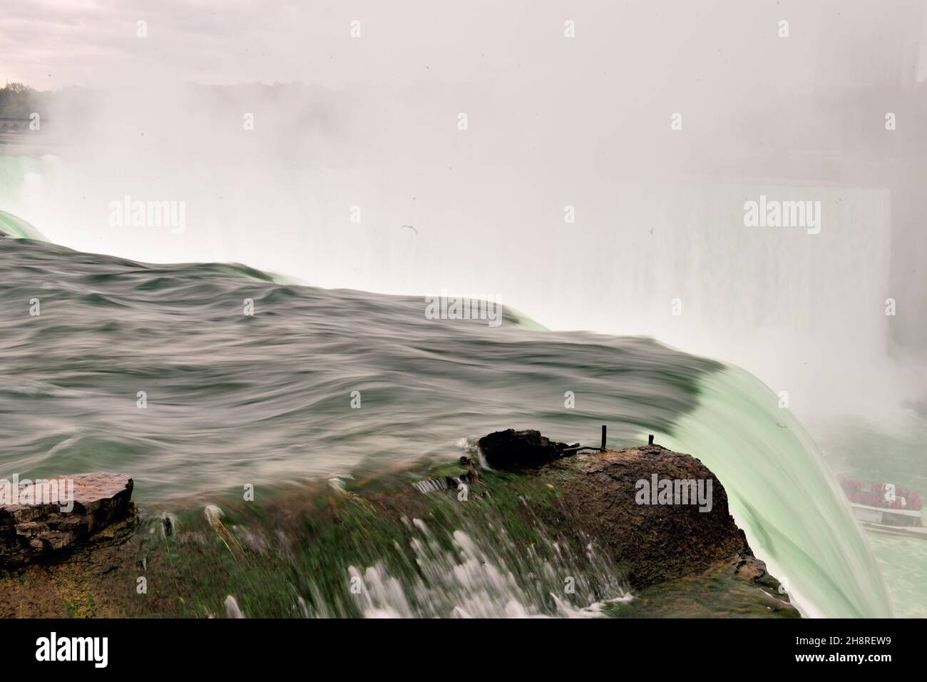 Cascate di Niagra, New York, Stati Uniti. Spruzzi e schiuma dalle cascate di Horseshoe viste da Terrapin Point sopra il fiume Niagra. Foto Stock