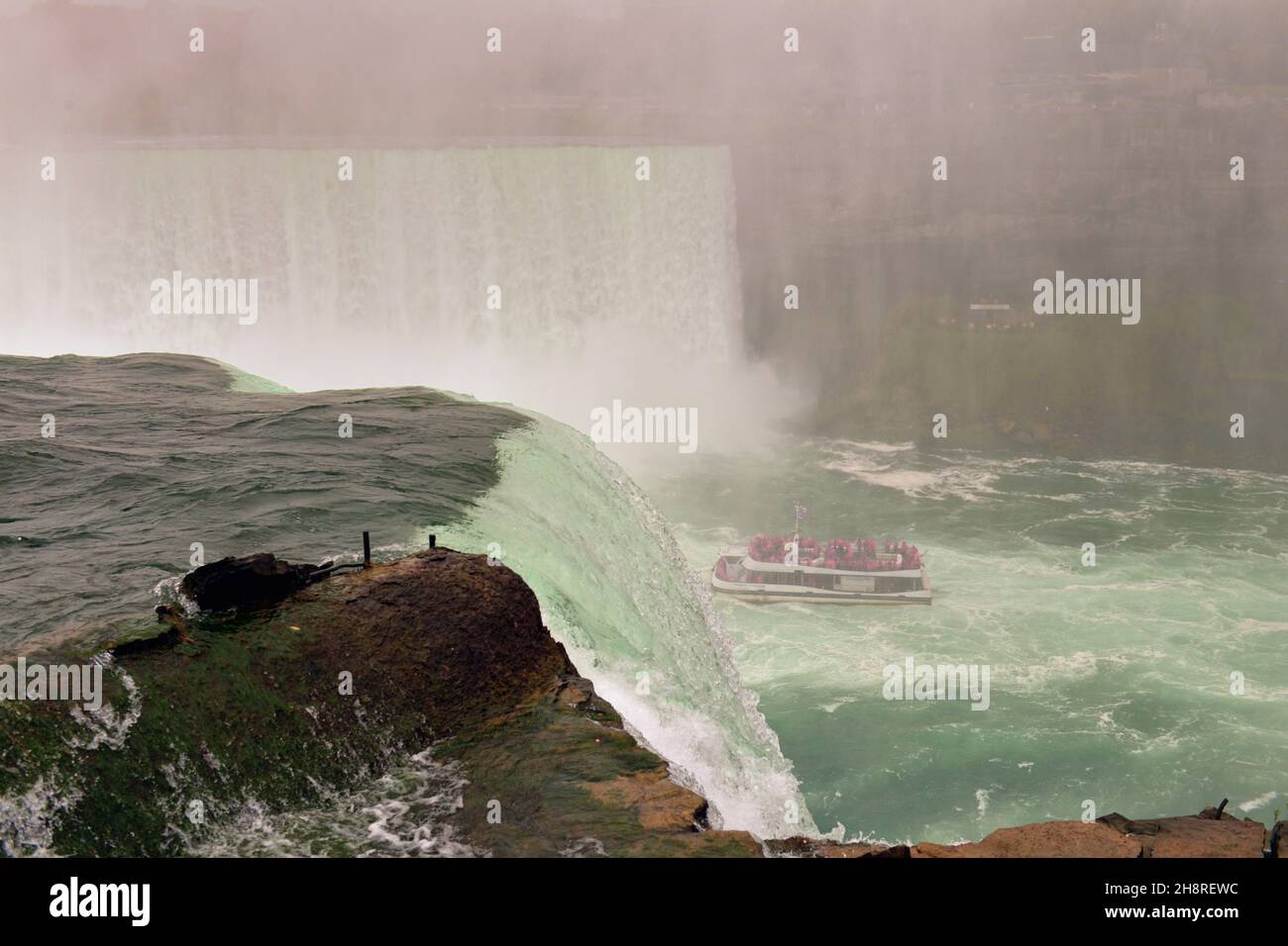 Cascate di Niagra, New York, Stati Uniti. Spruzzi e schiuma dalle cascate di Horseshoe viste da Terrapin Point sopra il fiume Niagra. Foto Stock