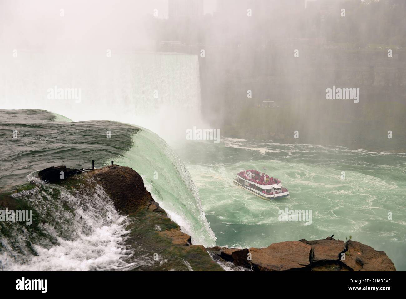Cascate di Niagra, New York, Stati Uniti. Spruzzi e schiuma dalle cascate di Horseshoe viste da Terrapin Point sopra il fiume Niagra. Foto Stock
