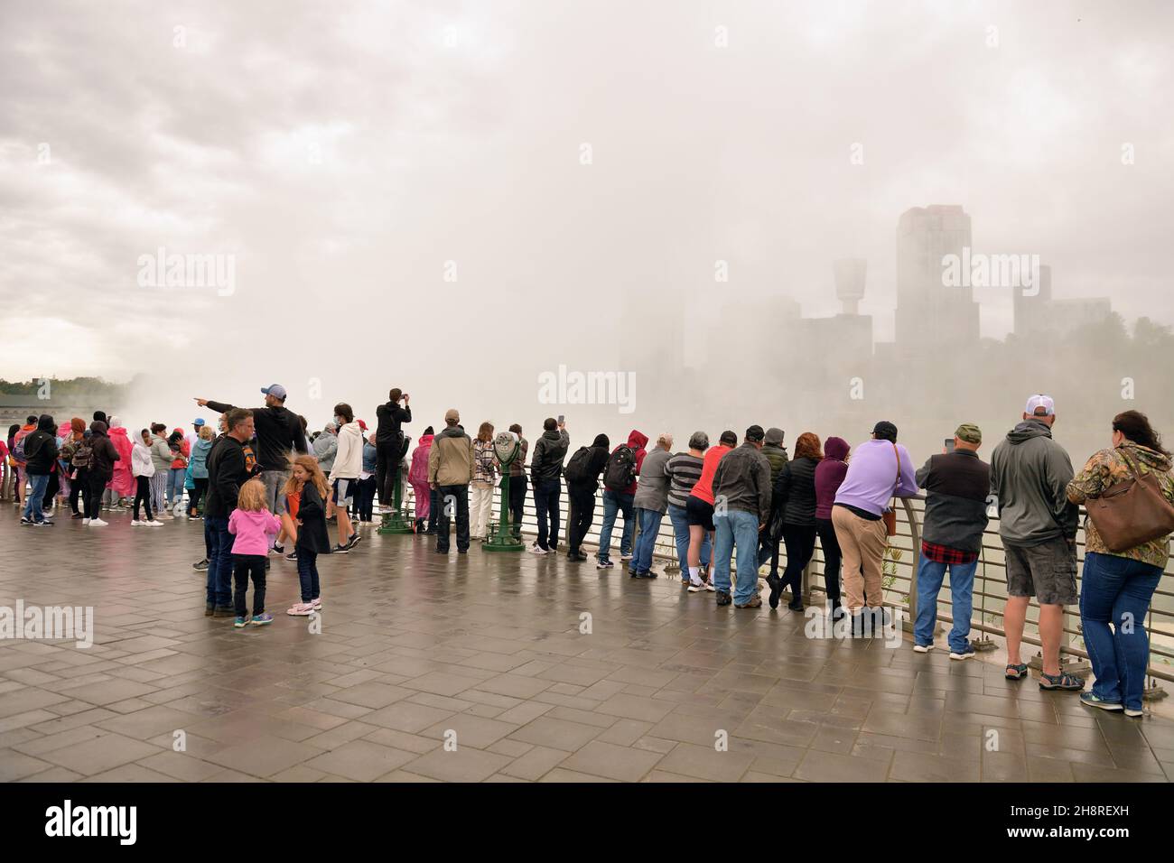 Cascate di Niagra, New York, Stati Uniti. La folla si affaccia sulle cascate Horseshoe da Terrapin Point sopra il fiume Niagra. Foto Stock