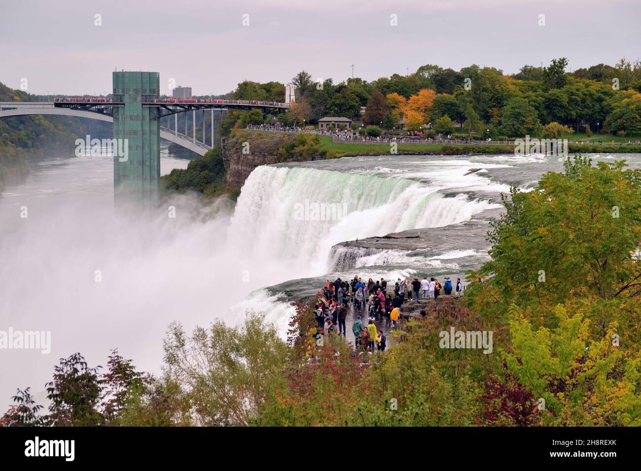 Cascate di Niagra, New York, Stati Uniti. La folla si prende la vista delle American Falls e Bridal Veil Falls da entrambi i lati delle cascate Foto Stock