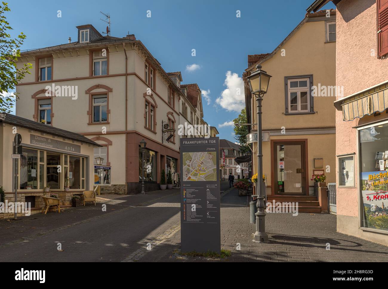 Strada principale nel centro storico di Kronberg im Taunus, Assia, Germania Foto Stock
