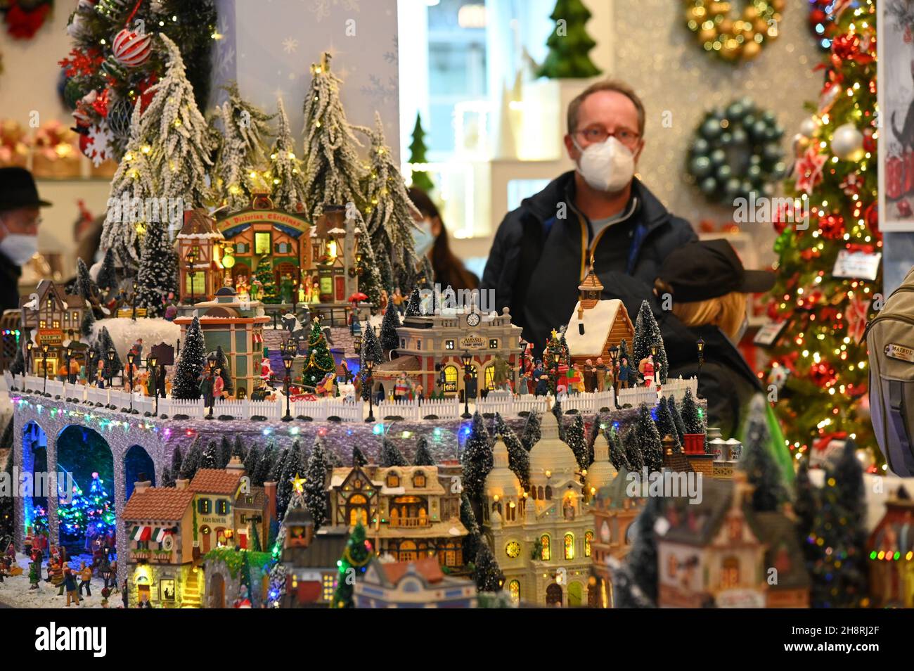 TORINO, ITALIA - 02 novembre 2021: Decorazioni natalizie nel tradizionale negozio temporaneo di Torino; 2 novembre 2021 Foto Stock