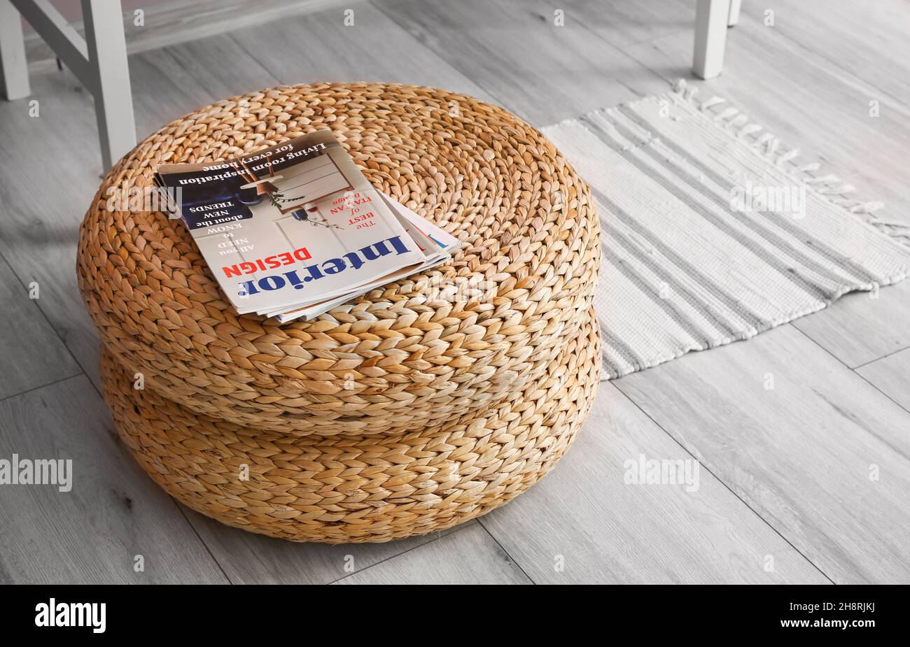 Pouf in rattan con riviste in bagno elegante Foto stock - Alamy