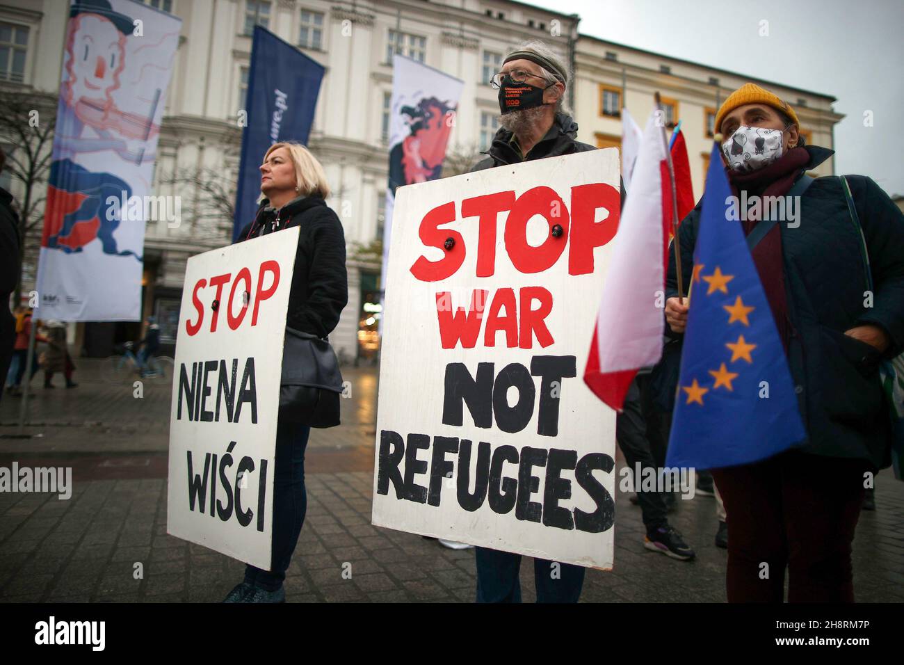 I manifestanti hanno cartelloni che affermano di fermare la guerra e non i rifugiati durante la manifestazione. All'inizio di quest'anno la Polonia ha imposto uno stato di emergenza al confine con la Bielorussia, in quanto per un certo periodo gli stranieri, compresi i cittadini dell'Iraq, dell'Afghanistan, della Siria e dello Yemen, nonché i paesi africani, hanno raggiunto la Polonia in vari punti del suo confine con la Bielorussia. Si rifiuta di cercare rifugio e di attraversare il confine che ha causato la morte, compresi i bambini. La situazione sul confine polacco-bielorusso ha polarizzato i polacchi in quanto alcune persone si oppongono al trattamento dei rifugiati che si sono raccolti per motivi diversi Foto Stock