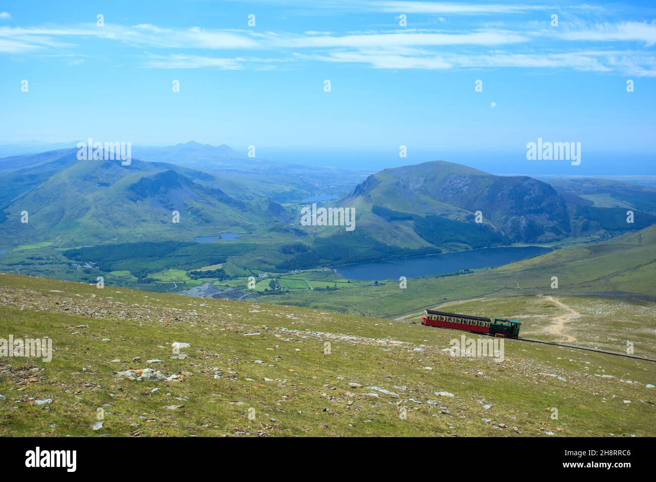Vista da Snowdon in una luminosa giornata di sole con la carrozza di montagna Snowdon Foto Stock