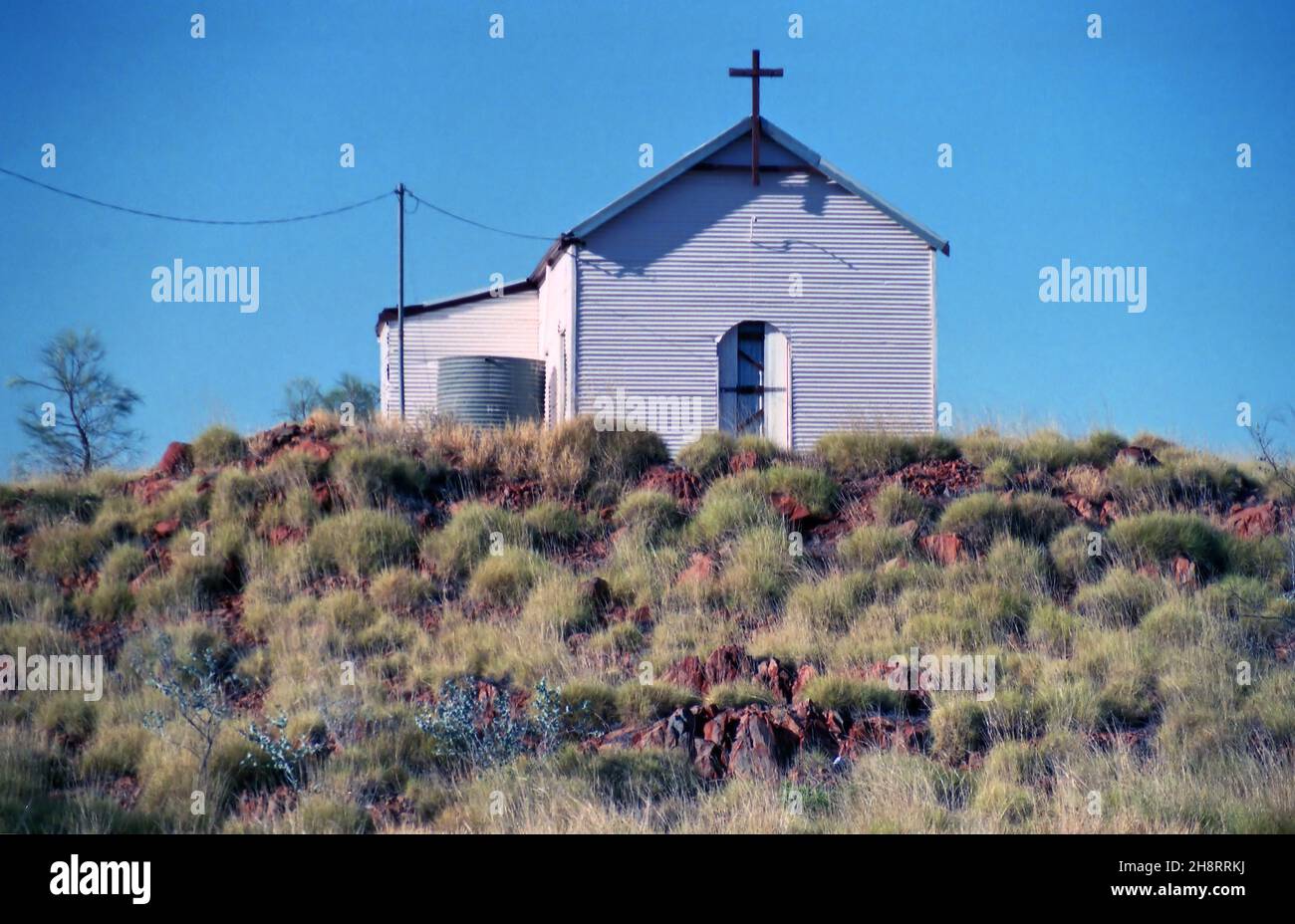 OTTOBRE 1989: Vecchio ferro corrugato Chiesa cattolica di Cristo Re in Marble Bar, Pilbara, Outback Australia Occidentale – danneggiato da un incendio nel 2016 Foto Stock