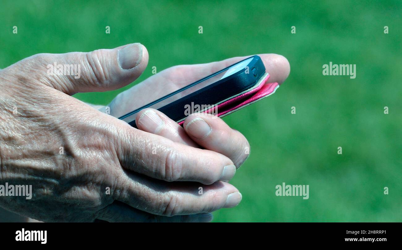 telefono cellulare con mani in mano, Foto Stock