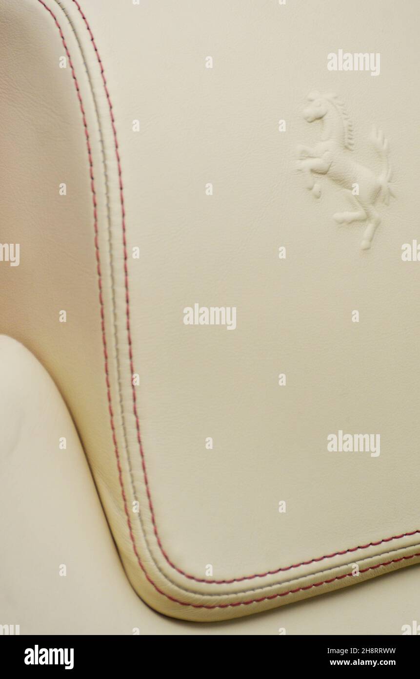 poggiatesta in pelle per auto sportive ferrari Foto Stock