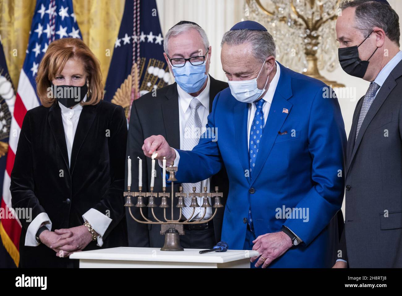 Washington, Stati Uniti. 01 dicembre 2021. Il leader della comunità ebraica Susan Stern (L), il Dr. Rabbi Aaron Glatt (C-L), il leader di maggioranza Chuck Schumer (C-R), e il secondo gentleman Douglas Emhoff (R) partecipano a un'illuminazione di menorah in celebrazione di Hanukkah nella stanza Est della Casa Bianca a Washington, DC, mercoledì 1 dicembre 2021. Foto di Jim lo Scalzo/UPI Credit: UPI/Alamy Live News Foto Stock