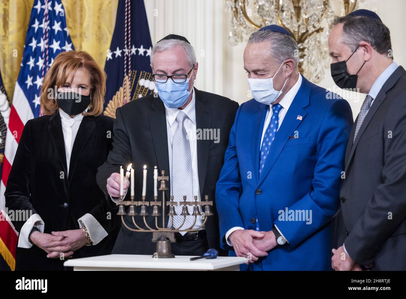 Washington, Stati Uniti. 01 dicembre 2021. Il leader della comunità ebraica Susan Stern (L), il Dr. Rabbi Aaron Glatt (C-L), il leader di maggioranza Chuck Schumer (C-R), e il secondo gentleman Douglas Emhoff (R) partecipano a un'illuminazione di menorah in celebrazione di Hanukkah nella stanza Est della Casa Bianca a Washington, DC, mercoledì 1 dicembre 2021. Foto di Jim lo Scalzo/UPI Credit: UPI/Alamy Live News Foto Stock