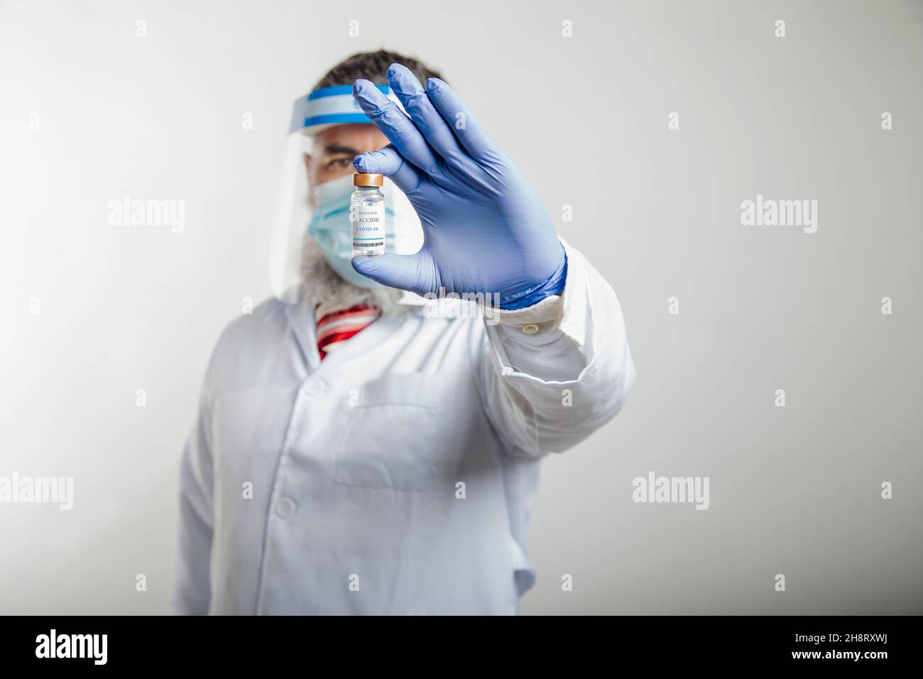 ritratto del medico che mostra il vaccino covid-19. Concetto di vaccinazione contro il coronavirus Foto Stock