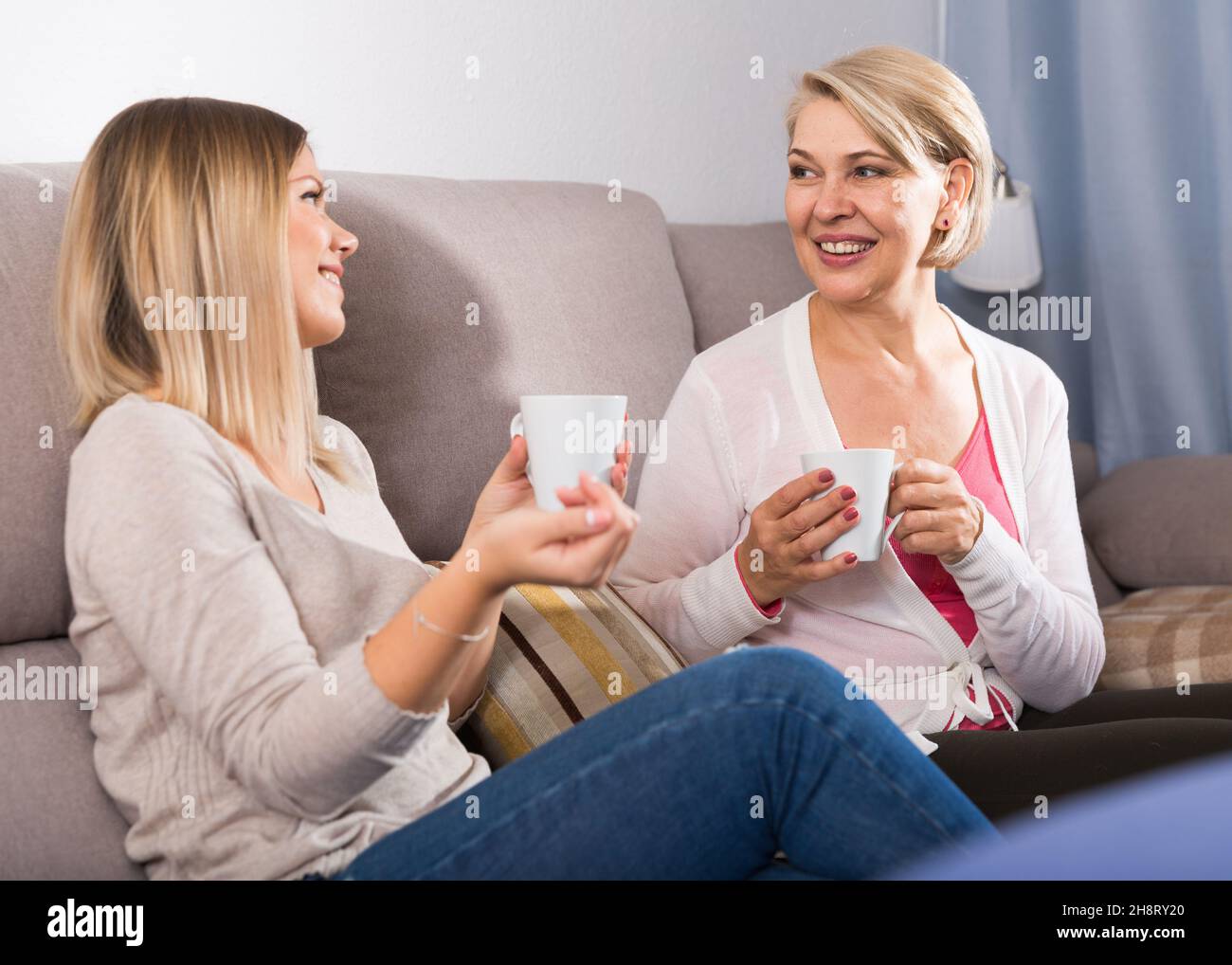 Mamma e figlia adulta che parlano Foto Stock