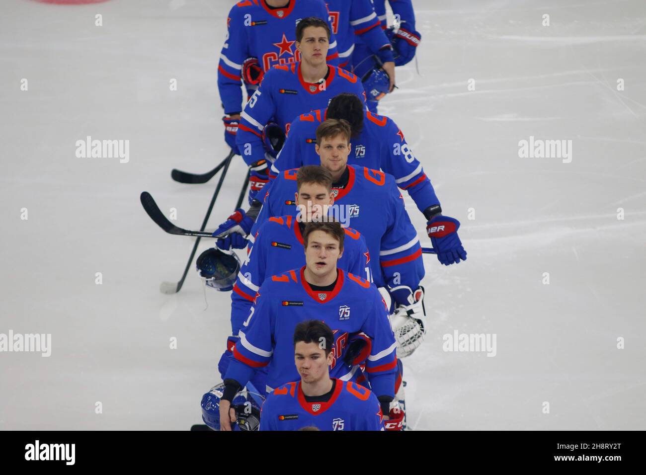 San Pietroburgo, Russia. 01 dicembre 2021. I giocatori di SKA San Pietroburgo sono visti durante la stagione regolare KHL 2021-22 della lega di Hockey Kontinental tra SKA San Pietroburgo e Dinamo Minsk al Palazzo dello Sport su ghiaccio.Partitura finale; SKA San Pietroburgo 2:1 Dinamo Minsk. Credit: SOPA Images Limited/Alamy Live News Foto Stock