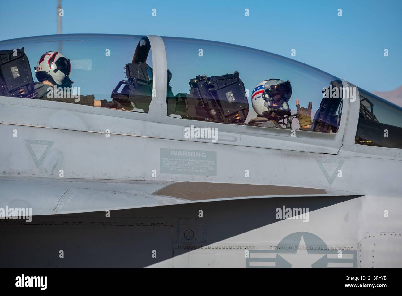 Un US Navy EA-18G Growler taxi dalla fine della pista durante l'integrazione della scuola di armi alla base dell'aeronautica di Nellis, Nevada, 30 novembre 2021. La U.S. Air Force Weapons School insegna corsi di istruttori di livello laureato che forniscono una formazione avanzata nell'impiego di armi e tattiche a ufficiali e specialisti arruolati delle forze aeree di combattimento e mobilità. (STATI UNITI Foto Air Force di Michael J. Hasenauer) Foto Stock