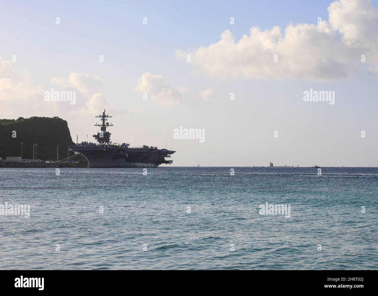 211111-N-XP344-2027 APRA HARBOUR, Guam (Nov. 11, 2021) il sottomarino ad attacco rapido di classe Virginia USS Missouri (SSN 780) passa la portaerei di classe Nimitz USS Carl Vinson (CVN 70) dopo essere stato ormeggiato alla gara sottomarina USS Emory S. Land (AS 39) per eseguire la manutenzione ordinaria. Il Missouri eseguirà una gamma completa di operazioni, tra cui la guerra anti-sottomarina e anti-superficie, durante i sette mesi di dispiegamento dell'Indo-Pacific. (STATI UNITI Foto Navy di Mass Communication Specialist 1a classe Victoria Kinney) Foto Stock