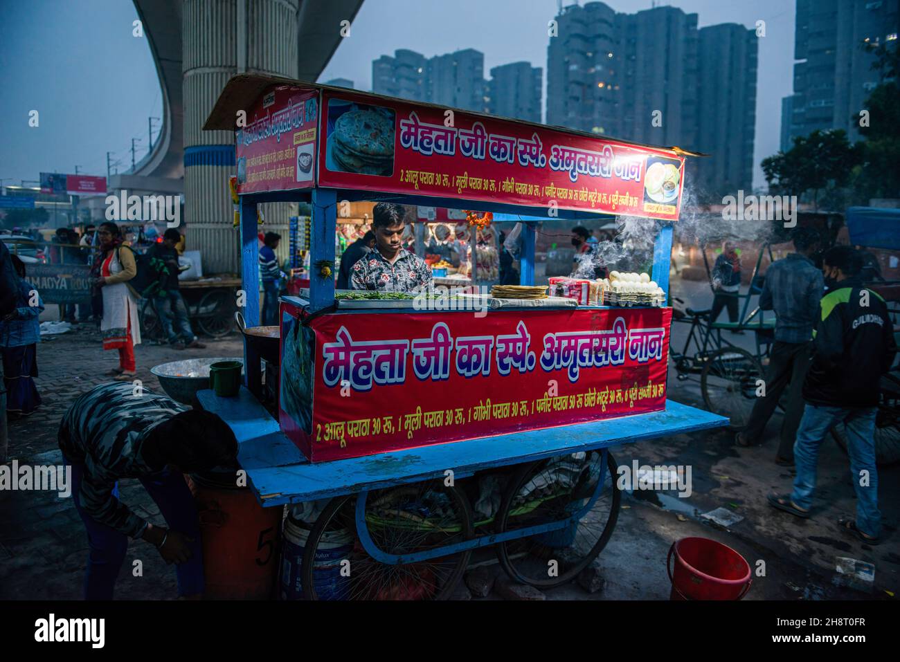 Ghaziabad, India. 01 dicembre 2021. I venditori indiani di strada sono visti vendere cibo vicino Anand vihar bus terminal.in 2020-21 strada che vende il commercio è stato colpito male a causa del coronavirus. Credit: SOPA Images Limited/Alamy Live News Foto Stock