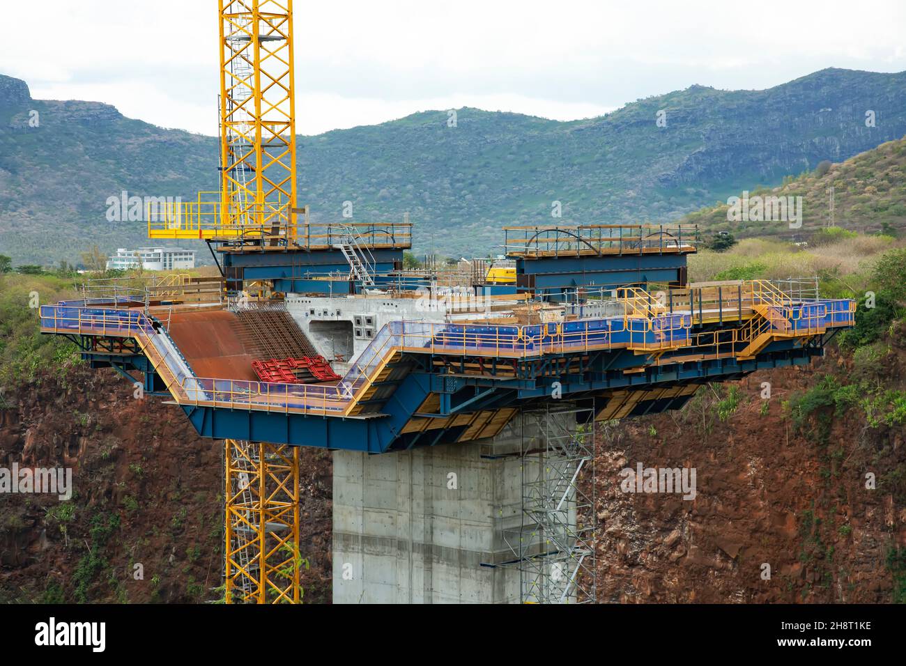 cantiere ponte con gru Foto Stock