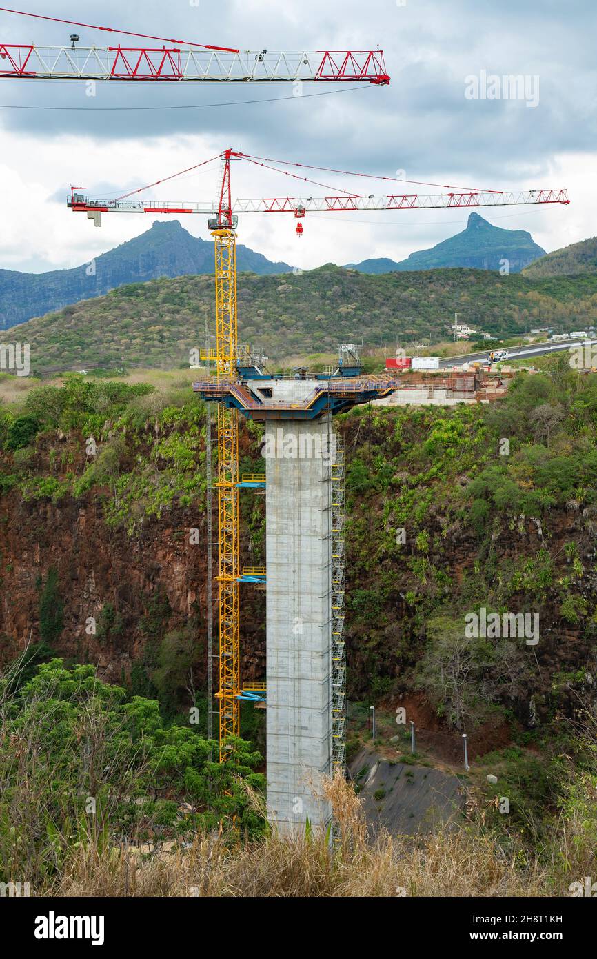 cantiere ponte con gru Foto Stock
