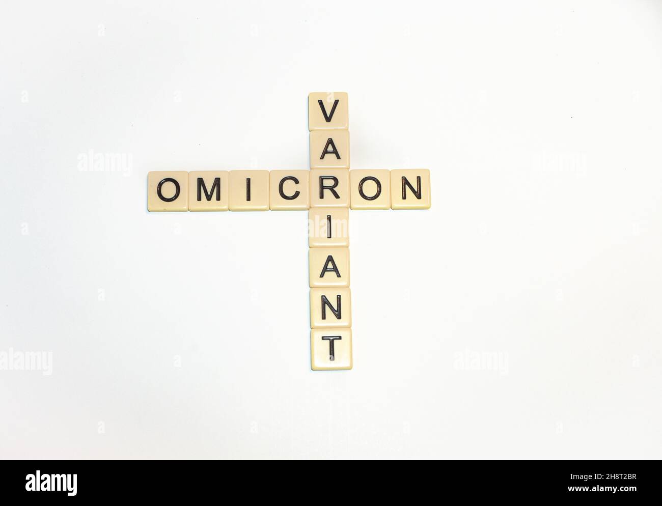 Le parole Omicron e Variant sono scritte con piastrelle bianche e lettere nere su sfondo bianco. L'immagine dispone di spazio per la copia. Foto Stock