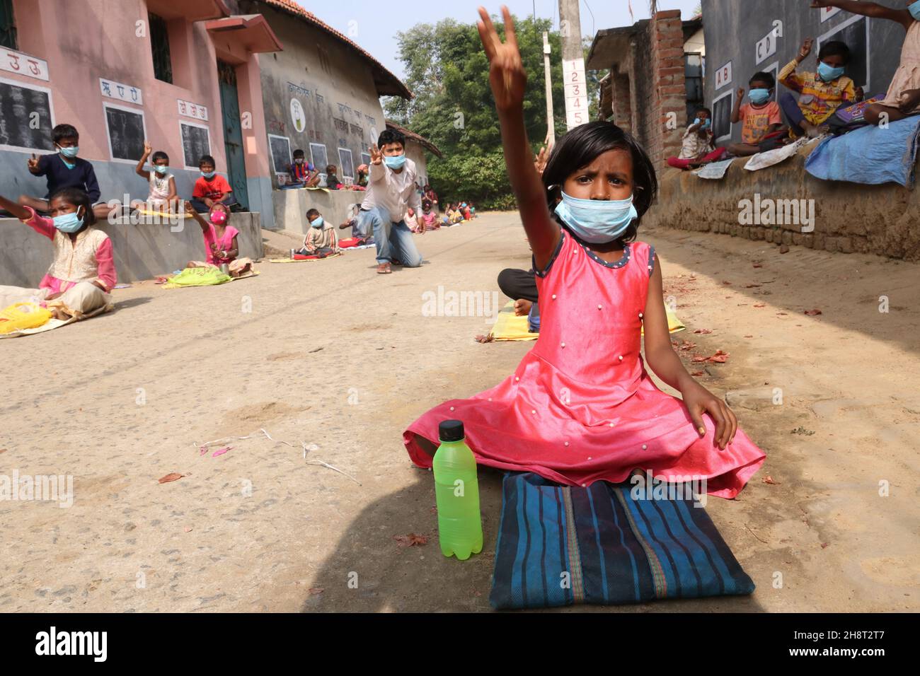 Kolkata, Bengala Occidentale, India. 30 Nov 2021. Il trentaquattro anni di profondità Narayan Nayak, insegnante di scuola elementare nel villaggio tribale di Joba Attpara nel distretto di Paschim Bardhaman dello stato orientale del Bengala Occidentale, ha dipinto lavagne sulle pareti delle case e insegnato ai bambini per le strade per l'anno scorso. Come tutte le altre scuole del paese, la Tilka Majhi Adivasi Primary School dove Nayak insegna è stato chiuso per un anno-e-un-mezzo.l'India digitale è un sogno lontano per i bambini svantaggiati che sono stati flung dal lato del percorso come l'istruzione dappertutto il paese girò onl Foto Stock