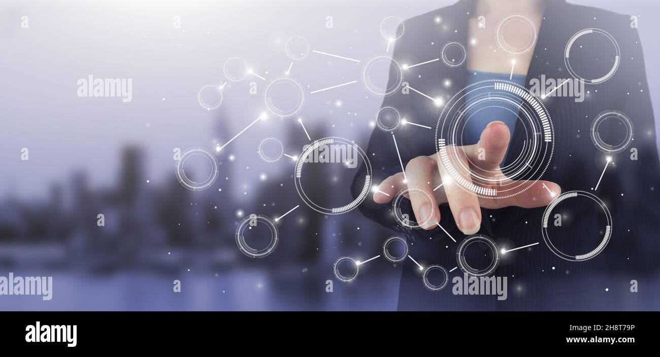 Connessioni di rete innovative e globali, scambi di dati. Mano touch schermo digitale ologramma diagramma circolare segno sulla città luce sfondo sfocato. Foto Stock