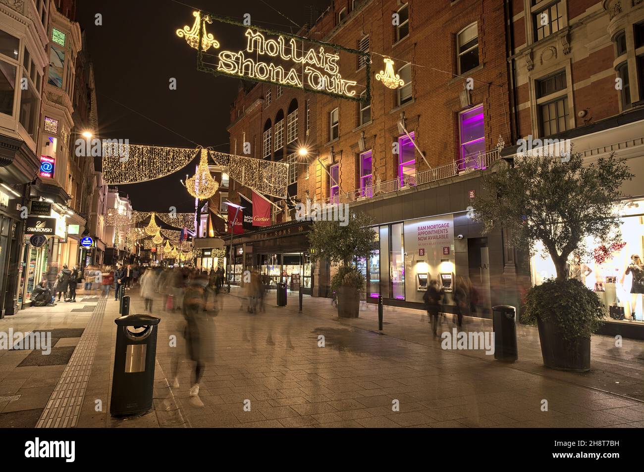 Dublino, Irlanda - Novembre 13. 2021: Vista serale delle luci di Natale di Nollaig shona dhuit. Allegro cartello di Natale scritto in lingua irlandese Foto Stock