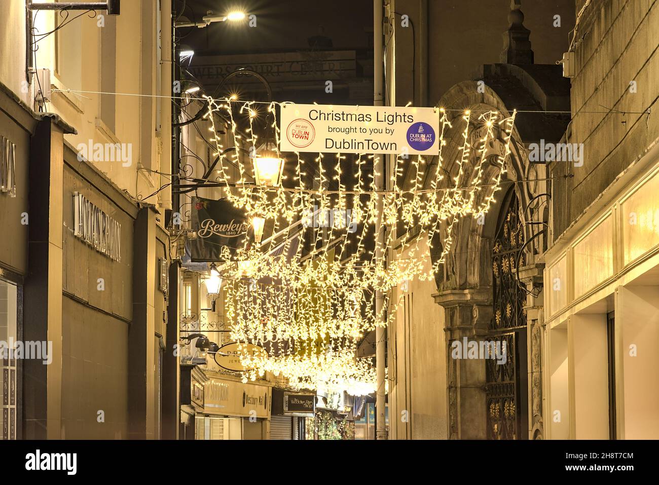 Dublino, Irlanda - Novembre 13. 2021: Bella vista serale delle luci di Natale decorazioni portate a voi da Dublino Town su Johnson's Court Foto Stock