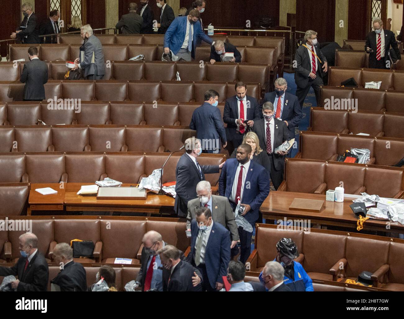 Washington, Stati Uniti. 2 dicembre 2021. I membri della Camera dei rappresentanti degli Stati Uniti trasportano le maschere di gas mentre sono evacuati dalla Camera della Camera a causa dei rioters che entrano nel Campidoglio degli Stati Uniti a Washington, DC, mercoledì 6 gennaio 2021. Una folla pro-Trump si è rotta nel Campidoglio degli Stati Uniti, causando distruzione, evacuazione e almeno quattro morti. Dopo un lungo ritardo, il Congresso ha certificato la vittoria di Joe Biden nelle elezioni presidenziali. Foto di Pat Benic/UPI Credit: UPI/Alamy Live News Foto Stock