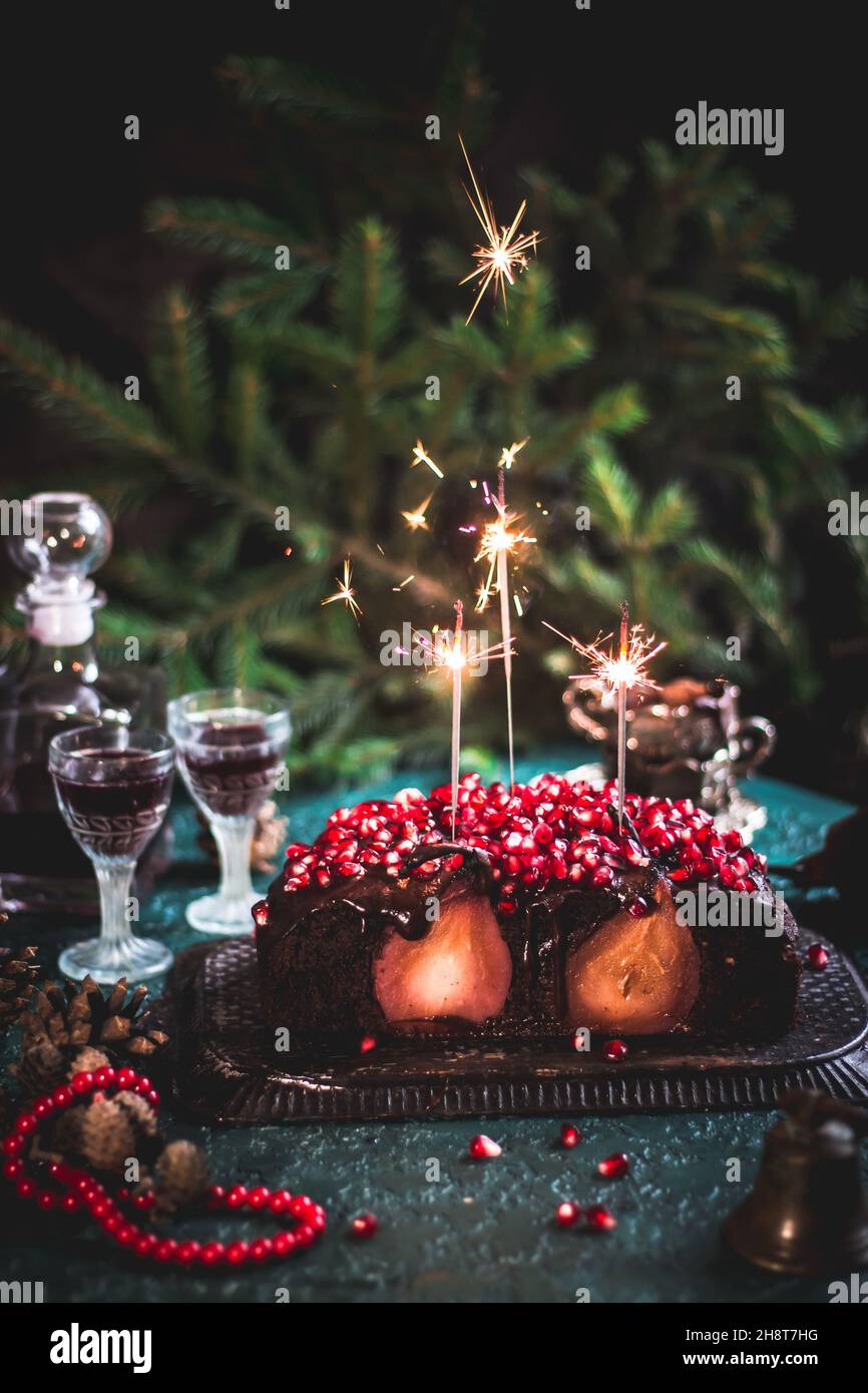 Torta di pere su un tavolo festivo di Capodanno. Foto Stock